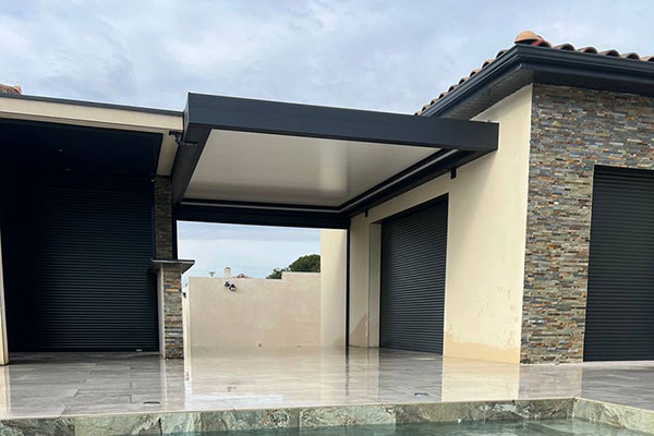 Pergola bioclimatique rétractable encastrée Pergola bioclimatique rétractable encastrée
